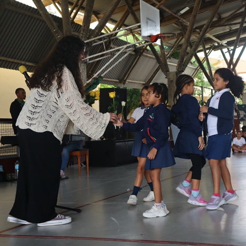 Silêncio, rosas e aplausos marcam homenagem à professora Cristina Maria Pereira