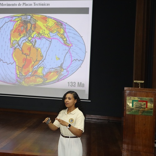 Ester Lourenço aproxima estudantes da ciência moçambicana
