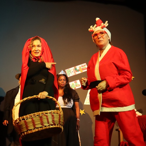 Professores do pré-escolar encenam peça natalícia para alunos