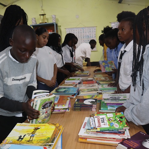 Solidariedade de alunos da EPM-CELP resulta na entrega de livros à Polana Caniço B