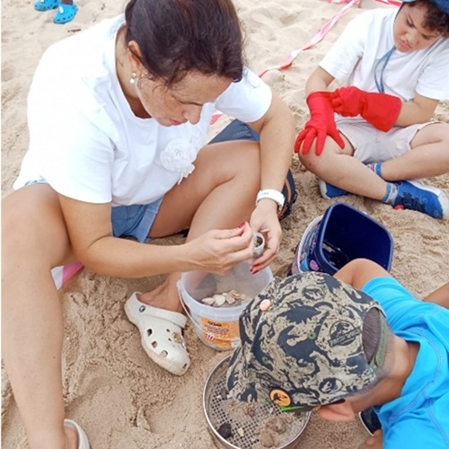 Oceano em Dois Tons: pequenos cientistas exploram a praia da Costa do Sol