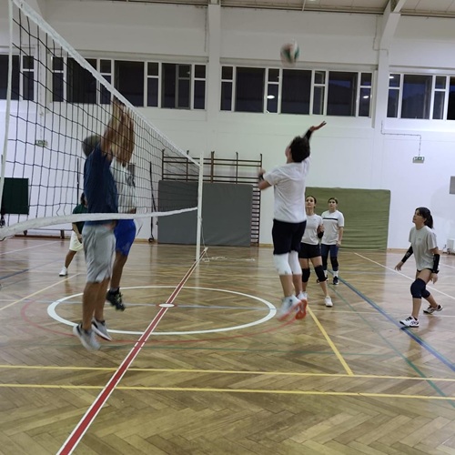 Voleibol em ação na EPM-CELP: Professores vs Alunos 