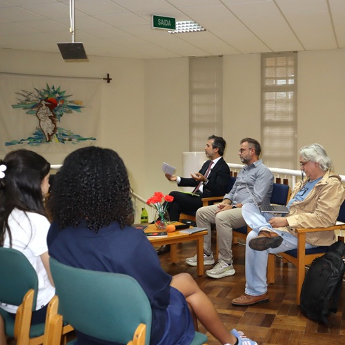 Alunos questionam desigualdade e limites da democracia na EPM-CELP