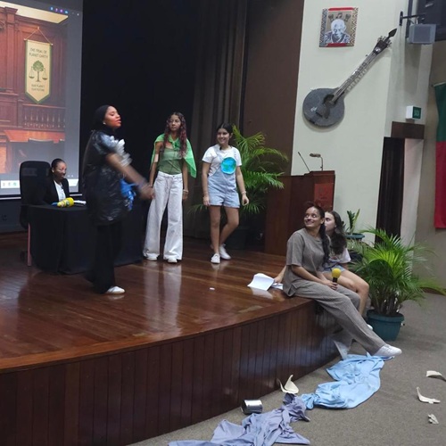 Dia Mundial da Criança celebrado com teatro em inglês 