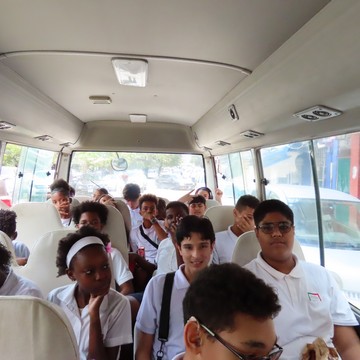 Alunos do 8.º e 9.º anos visitam exposição “Fico a Ver o Lá Daqui”